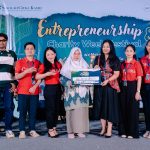 SCK Samarinda menyerahkan donasi untuk sekolah di Samarinda