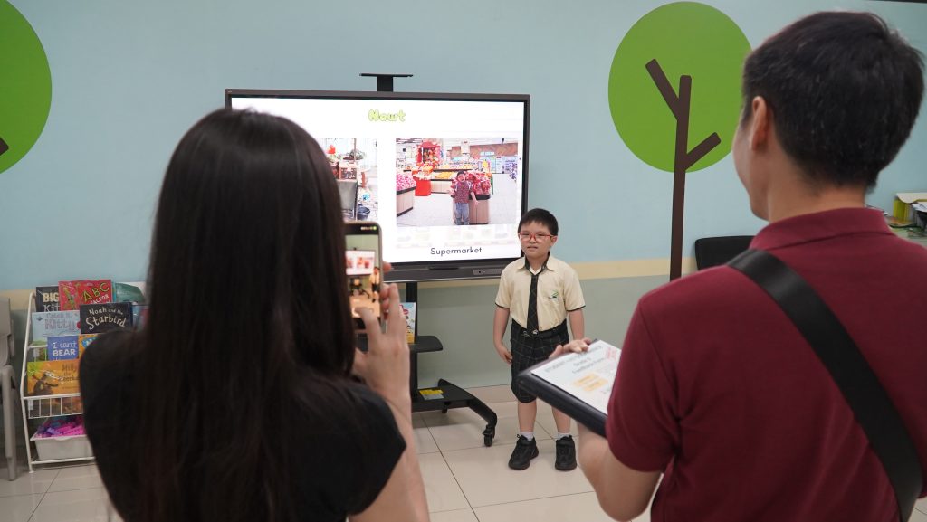 anak berbicara di depan orang tua di sekolah