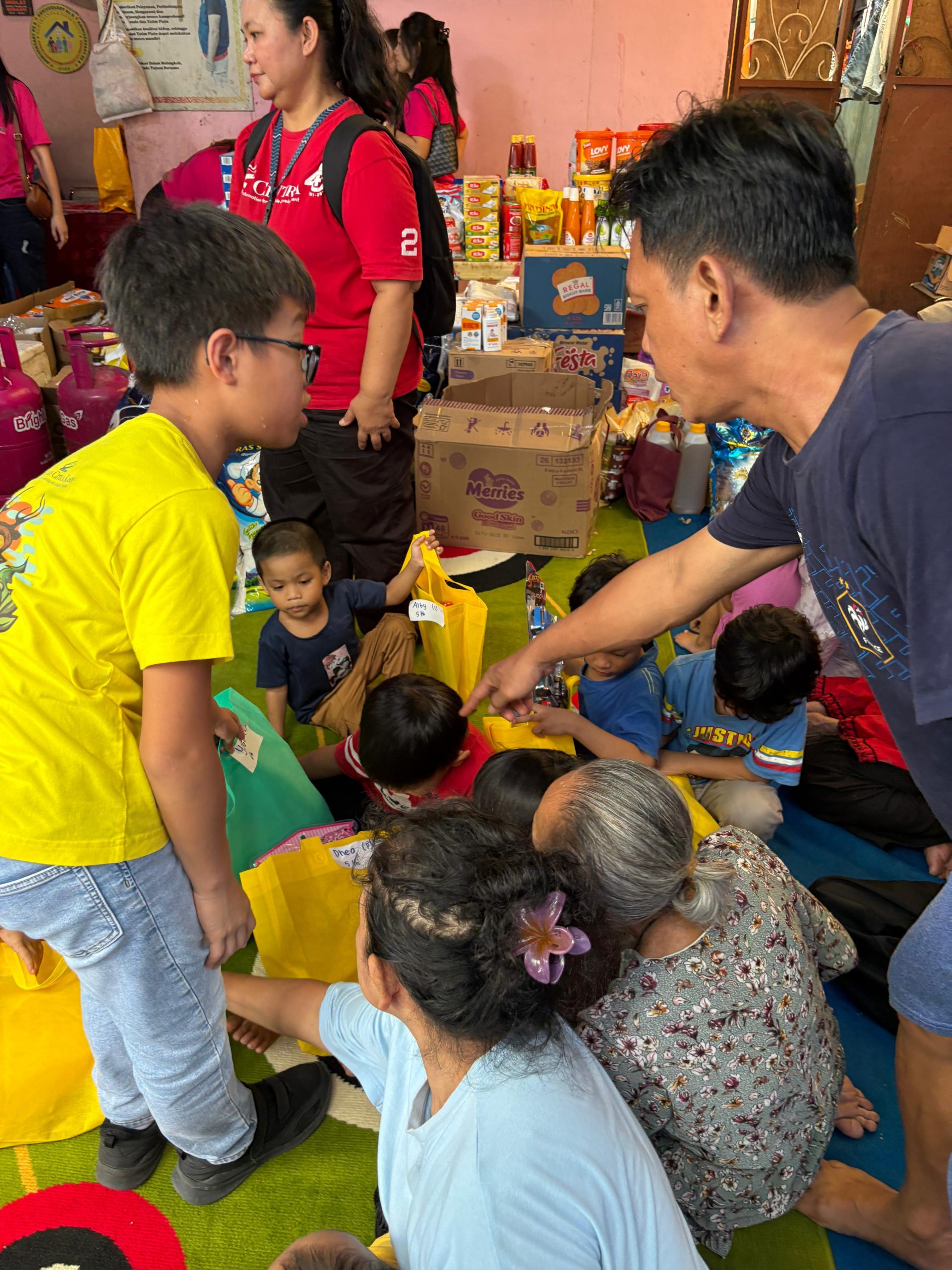 Penyerahan bantuan sembako oleh siswa Sekolah Citra Kasih Samarinda