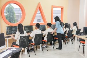 Anak remaja belajar menggunakan teknologi digital sebagai ilustrasi pentingnya computational thinking sejak dini