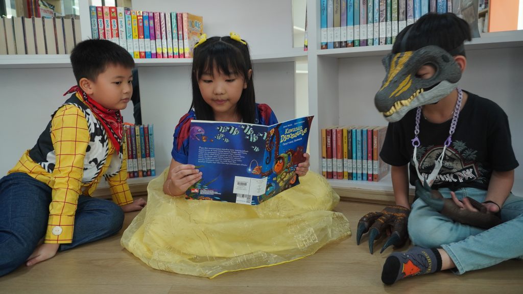 Siswa SD Ciputra Kasih Semarang mengikuti kegiatan literasi Dive into Stories untuk menumbuhkan cinta membaca sejak dini