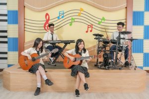 Anak mengikuti kegiatan kreatif dan eksploratif untuk mengembangkan bakat serta potensinya sejak dini.