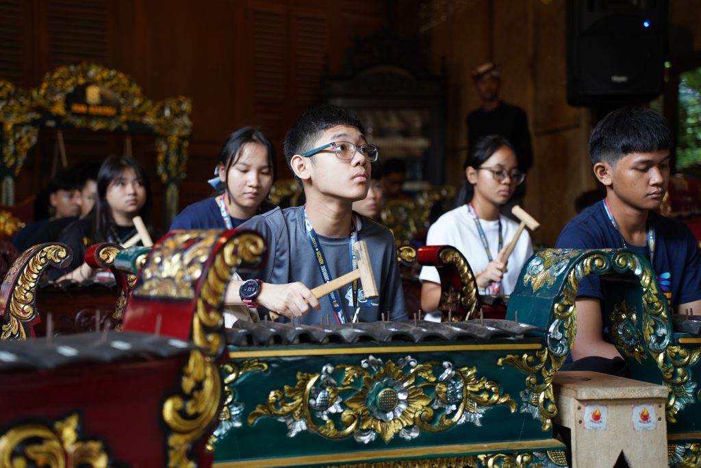 Siswa mempelajari budaya Osing dalam Youth Summer Experience 2026.