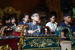 Siswa mempelajari budaya Osing dalam Youth Summer Experience 2026.