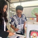 Siswa SMP dan SMA memberikan suara dalam pemilihan pengurus Club JE.