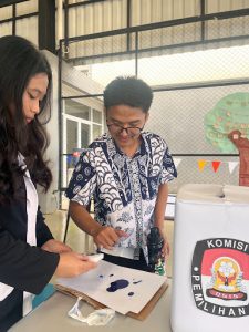 Siswa SMP dan SMA memberikan suara dalam pemilihan pengurus Club JE.