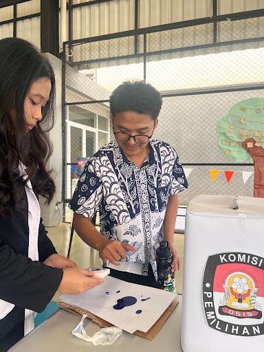 Siswa SMP dan SMA memberikan suara dalam pemilihan pengurus Club JE.
